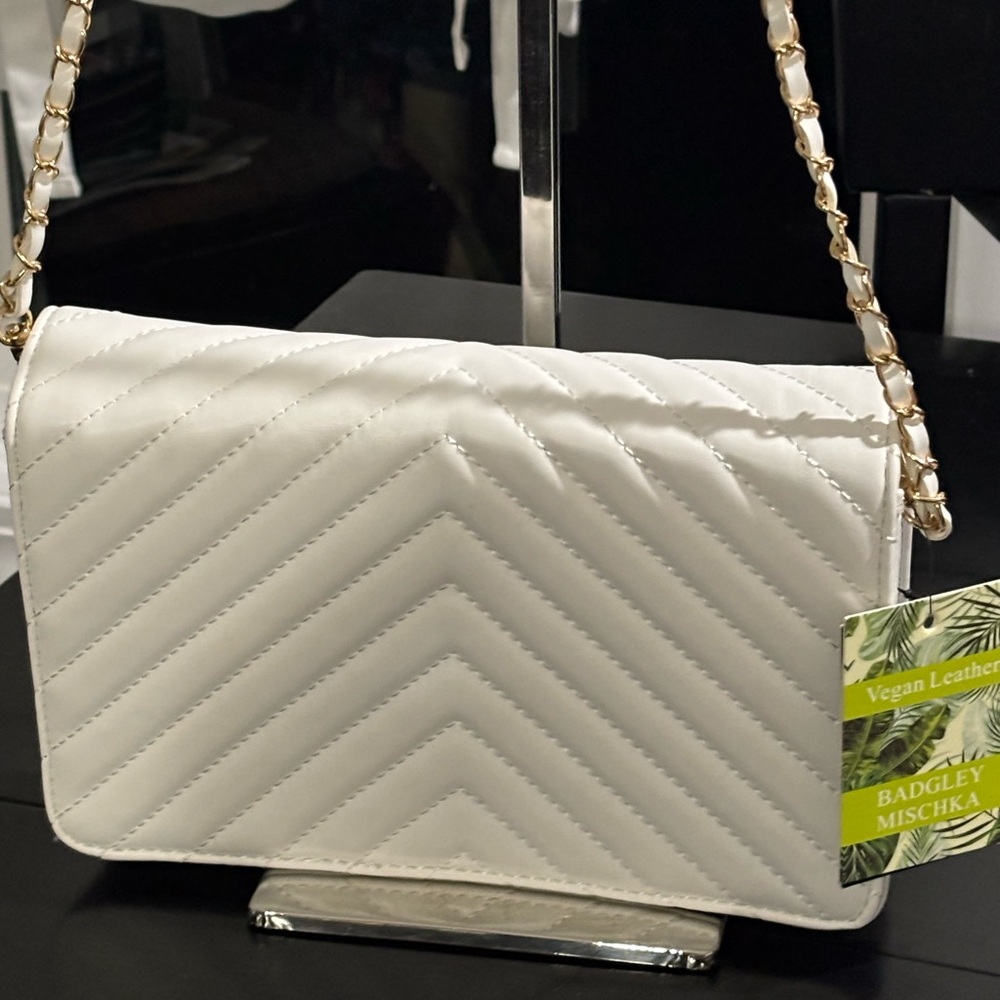 NWT Badgley Mischka White Quilted Crossbody Bag Gold Chain Tassel Logo Clutch - Picture 4 of 13